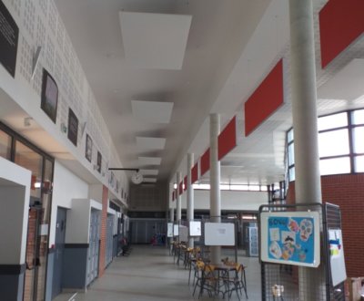 Panneaux aériens pour réduire le bruit ambiant d&rsquo;un collège